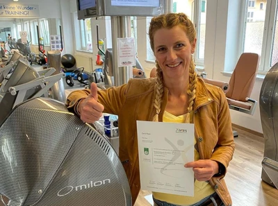 Petra Paule mit dem Zertifikat der Fitness-C-Lizenz im Studio