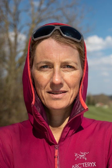 Porträt von Petra Paule in Laufjacke mit Kapuze