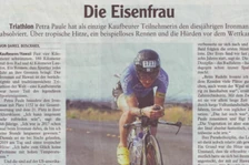Zeitungsausschnitt „Die Eisenfrau“ mit Foto von Petra Paule auf dem Zeitfahrrad